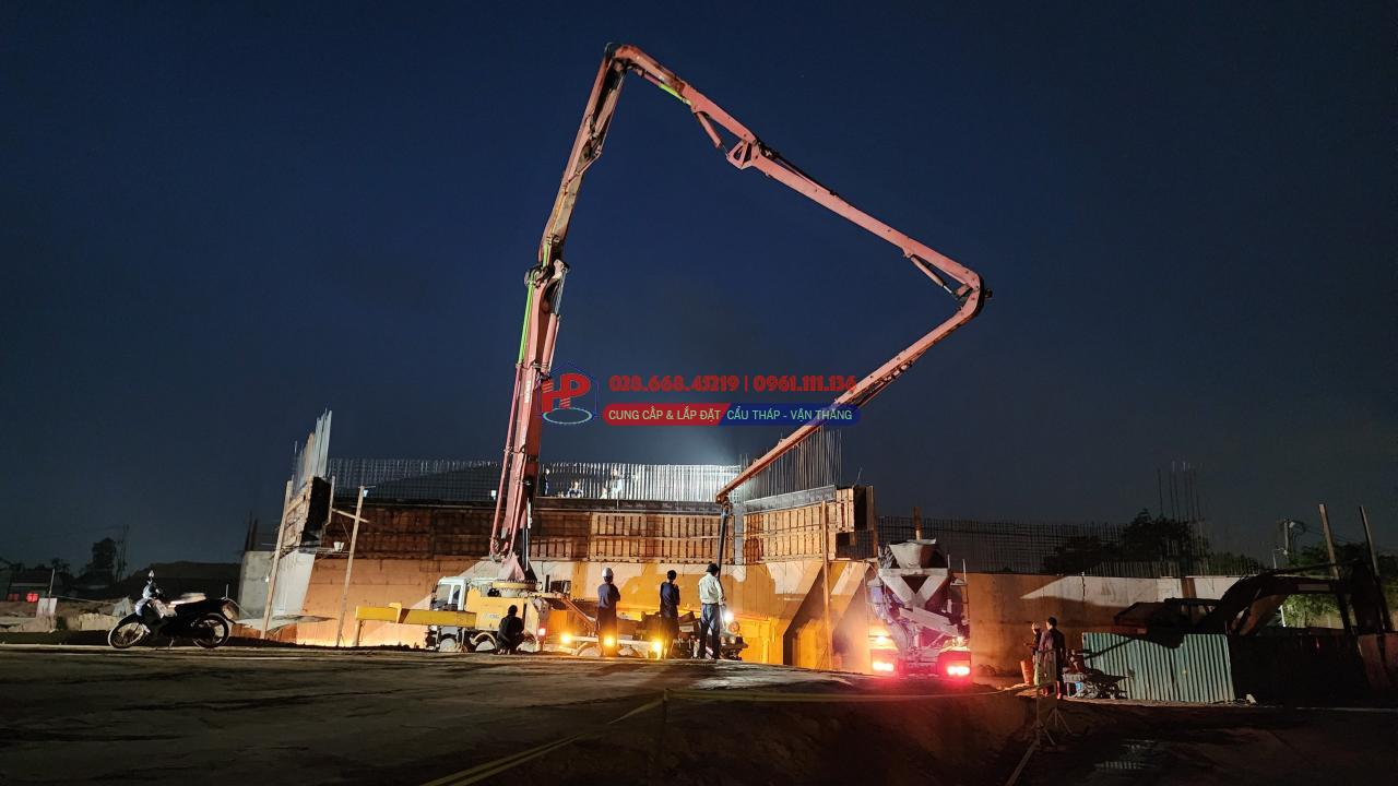 Công trường cao tốc Quảng Ngãi - Hoài Nhơn rộn ràng xuyên đêm, quyết cán đích năm 2025- Ảnh 6. Công trường cao tốc Quảng Ngãi - Hoài Nhơn rộn ràng xuyên đêm, quyết cán đích năm 2025- Ảnh 6.