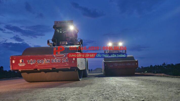 Công trường cao tốc Quảng Ngãi - Hoài Nhơn rộn ràng xuyên đêm, quyết cán đích năm 2025- Ảnh 1.