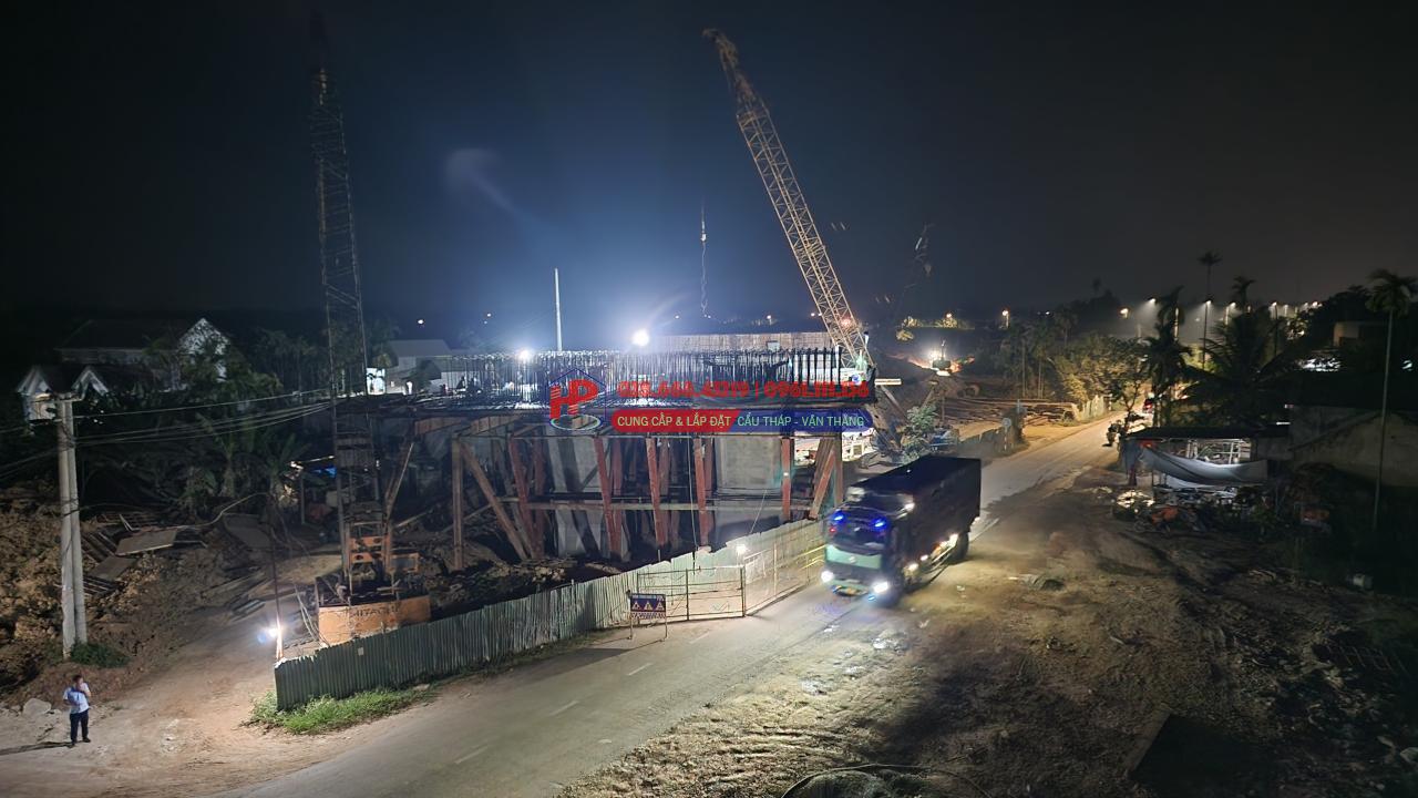 Công trường cao tốc Quảng Ngãi - Hoài Nhơn rộn ràng xuyên đêm, quyết cán đích năm 2025- Ảnh 7. Công trường cao tốc Quảng Ngãi - Hoài Nhơn rộn ràng xuyên đêm, quyết cán đích năm 2025- Ảnh 7.