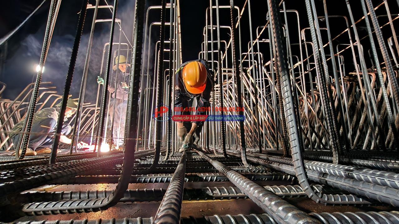 Công trường cao tốc Quảng Ngãi - Hoài Nhơn rộn ràng xuyên đêm, quyết cán đích năm 2025- Ảnh 8. Công trường cao tốc Quảng Ngãi - Hoài Nhơn rộn ràng xuyên đêm, quyết cán đích năm 2025- Ảnh 8.