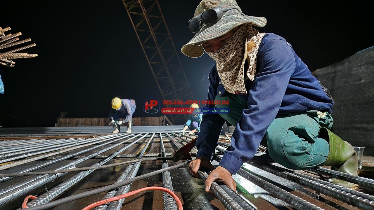 Công trường cao tốc Quảng Ngãi - Hoài Nhơn rộn ràng xuyên đêm, quyết cán đích năm 2025- Ảnh 10. Công trường cao tốc Quảng Ngãi - Hoài Nhơn rộn ràng xuyên đêm, quyết cán đích năm 2025- Ảnh 10.