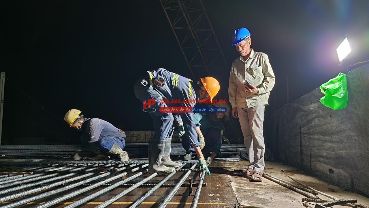 Công trường cao tốc Quảng Ngãi - Hoài Nhơn rộn ràng xuyên đêm, quyết cán đích năm 2025- Ảnh 12. Công trường cao tốc Quảng Ngãi - Hoài Nhơn rộn ràng xuyên đêm, quyết cán đích năm 2025- Ảnh 12.