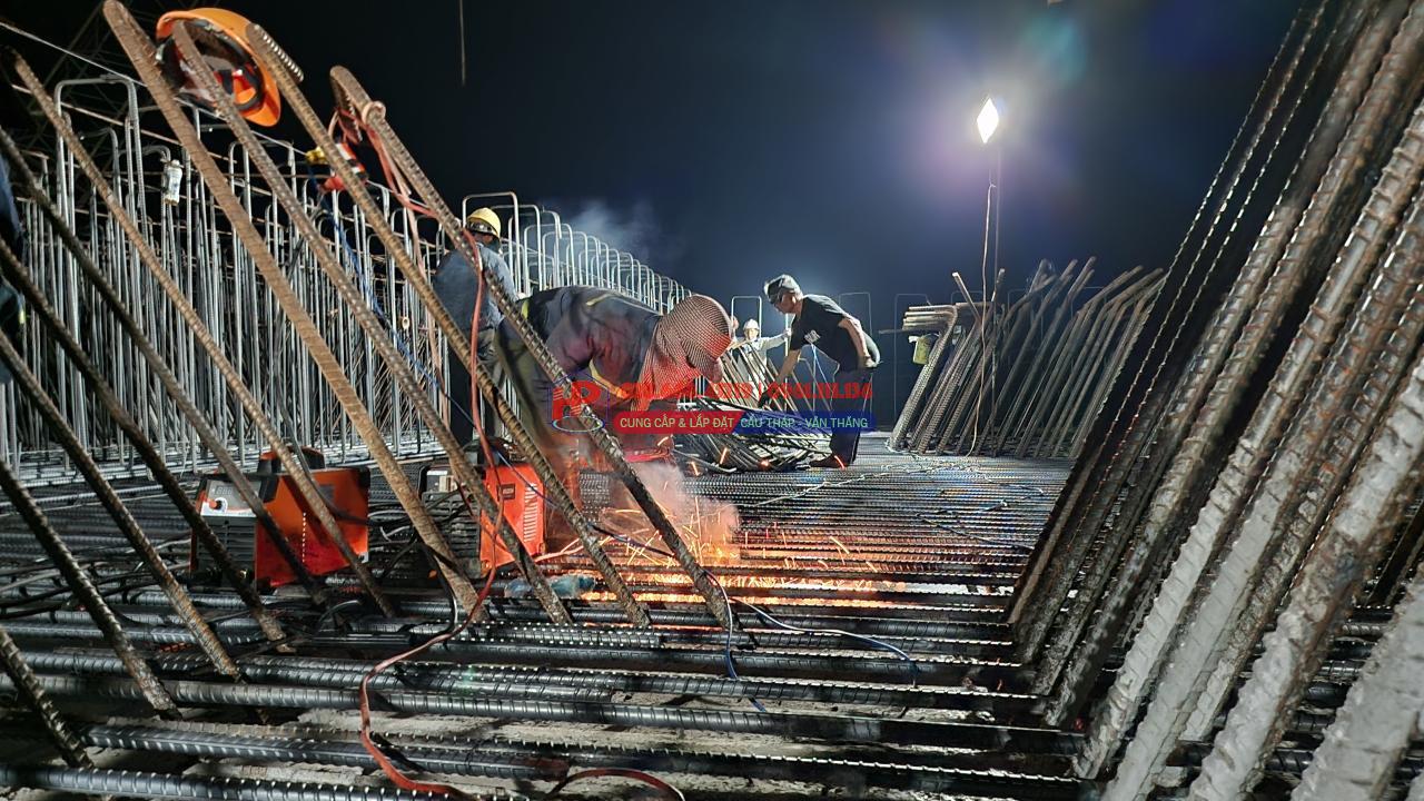 Công trường cao tốc Quảng Ngãi - Hoài Nhơn rộn ràng xuyên đêm, quyết cán đích năm 2025- Ảnh 11. Công trường cao tốc Quảng Ngãi - Hoài Nhơn rộn ràng xuyên đêm, quyết cán đích năm 2025- Ảnh 11.