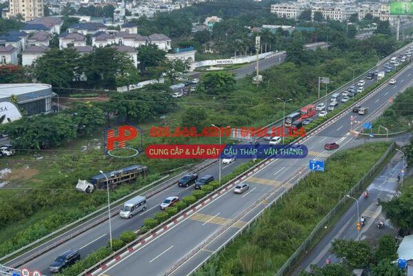 Tông dải phân cách, xe container lật nhào trên cao tốc TP.HCM - Long Thành - Dầu Giây- Ảnh 1.