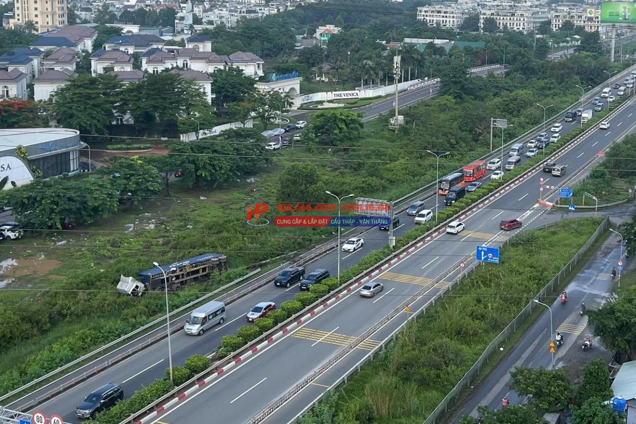 Tông dải phân cách, xe container lật nhào trên cao tốc TP.HCM - Long Thành - Dầu Giây- Ảnh 1. Tông dải phân cách, xe container lật nhào trên cao tốc TP.HCM - Long Thành - Dầu Giây- Ảnh 1.