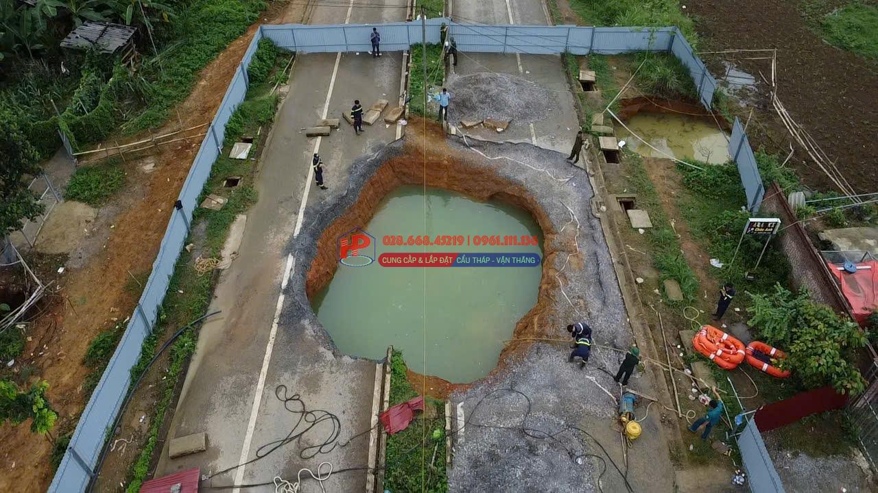 Hiểm họa từ hố tử thần mở rộng tại bản làng vùng cao Bắc Kạn- Ảnh 1. Hiểm họa từ hố tử thần mở rộng tại bản làng vùng cao Bắc Kạn- Ảnh 1.