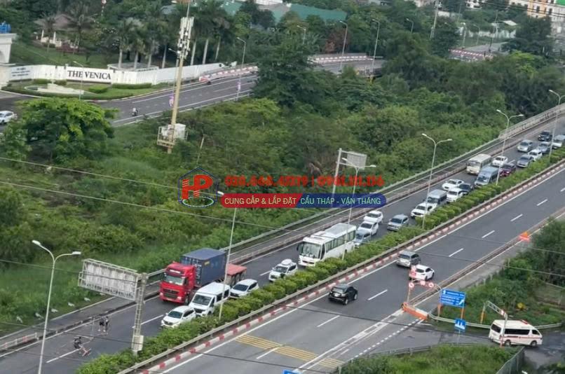 Tông dải phân cách, xe container lật nhào trên cao tốc TP.HCM - Long Thành - Dầu Giây- Ảnh 2. Tông dải phân cách, xe container lật nhào trên cao tốc TP.HCM - Long Thành - Dầu Giây- Ảnh 2.